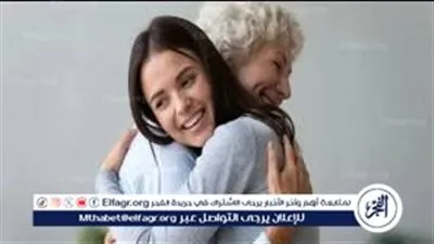العناق في المنام.. رسالة طمأنينة أم تحذير مبطن؟ دليلك الكامل لفهم الرؤى