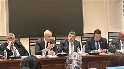 عبد اللطيف: الوزارة أولت اهتمامًا كبيرًا بإدخال التكنولوجيا الحديثة في المناهج من خلال تدريس مادة البرمجة والذكاء الاصطناعي