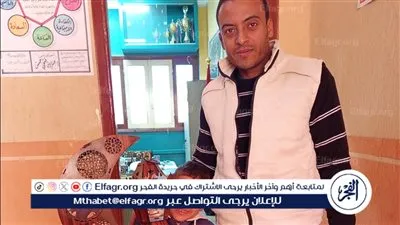 طالب قبطى يقدم فانوس رمضان لمدير مدرسته فى أسيوط 