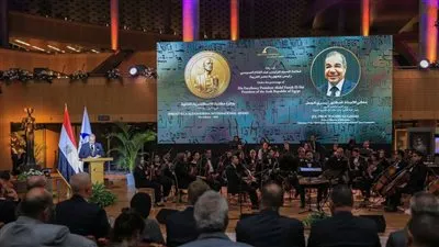 وزير التعليم العالي ومدير مكتبة الإسكندرية يسلمان 