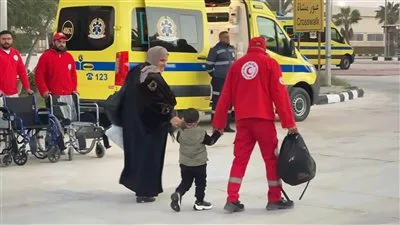 الهلال الأحمر يدفع بأكثر من 250 ألف سلة غذائية ويستقبل الدفعة الـ 12 من الأشقاء الفلسطينيين