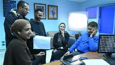 من الكواليس.. فاطمة عادل شقيقة هدى المفتي خلال أحداث سوا سوا 