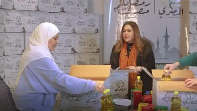 نجوم الفن يشاركون في تعبئة كراتين حملة 