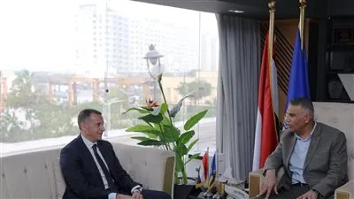 محافظ أسوان الجديد المهندس عمرو لاشين يباشر مهام عمله بمراسم التسليم والتسلّم مع المحافظ السابق