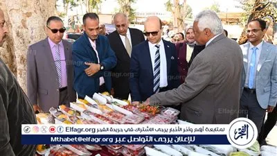 رئيس جامعة أسيوط يتفقد معرض أهلًا رمضان بالجامعة 