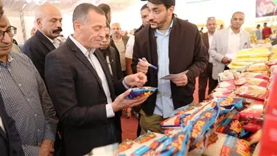 محافظ أسوان يفتتح معارض “أهلًا رمضان