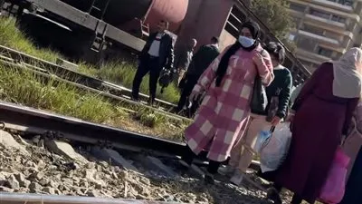 بوجي يقع… وأهالي يعبرون من تحت قطار سولار..من يحرس أرواح بني سويف