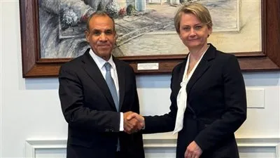 وزير الخارجية ونظيرته البريطانية يبحثان سبل دعم العلاقات الثنائية ومستجدات الوضع الاقليمى