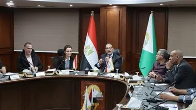 محافظ الجيزة يعقد اجتماعًا موسعًا لتطوير منظومة النظافة ويضع الملف على رأس أولويات العمل