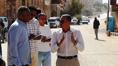 محافظ أسوان يقود جولات ميدانية مكثفة بالمحمودية ويشدد على تحسين مستوى النظافة ورفع الإشغالات فورًا