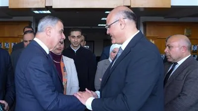 بحضور النواب.. محافظ الإسكندرية يكرم المحافظ السابق ويمنحه مفتاح الوفاء