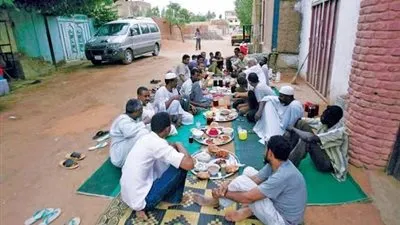 عادات السودانيين في رمضان.. طقوس متجذّرة تعكس روح التكافل والهوية