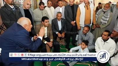 محافظ مطروح يؤدي صلاة الجمعة بمسجد الشيخ بلال بن رباح ويستمع لشكاوى المواطنين 