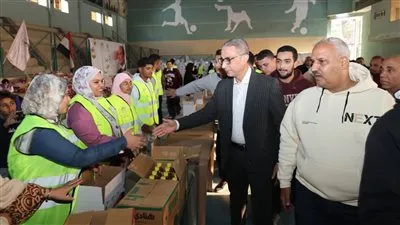 محافظ الجيزة يشارك في تعبئة 10 آلاف كرتونة مواد غذائية لدعم القرى الأكثر احتياجًا