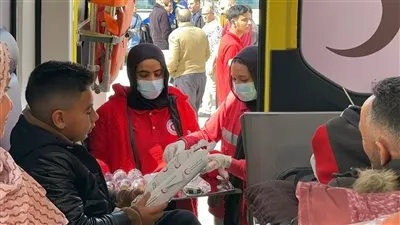 الهلال الأحمر يدفع «زاد العزة» 143 بحمولة 5،220 طنًا