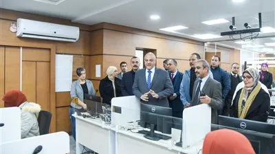 محافظ الإسكندرية يتابع من مركز السيطرة رفع درجة الاستعداد لمواجهة تقلبات الطقس