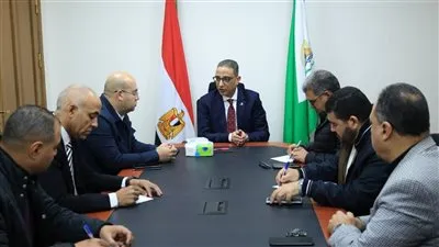 محافظ الجيزة يعقد لقاءً عاجلًا لبحث آليات رفع مستوى النظافة بكرداسة وتحسين كفاءة المنظومة