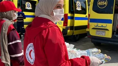 الهلال الأحمر يدفع بأكثر من 180 ألف سلة غذائية ومستلزمات شتوية عبر «زاد العزة»