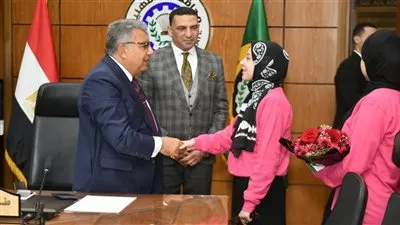 محافظ الدقهلية يلتقي فتيات مبادرة 