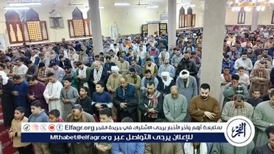 مسجد فى أسيوط يشهد اقبالا كثيفا من المصلين لأداء صلاة التراويح فى سادس ليلة من رمضان 