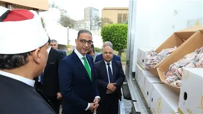 محافظ الجيزة يشهد تسلُّم 4 أطنان لحوم دفعة جديدة من صكوك الإطعام