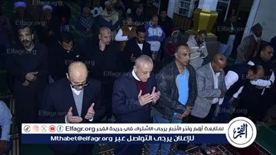 وسط أجواء روحانية.. محافظ الأقصر يؤدي صلاة التراويح بمسجد أحمد النجم