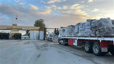 الهلال الأحمر المصري يعزز مد غزة بمواد غذائية ومستلزمات شتوية عبر قافلة «زاد العزة» 146 ويستقبل الدفعة الـ 19 من المصابين