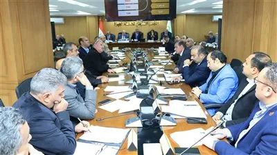 محافظ الجيزة يترأس اجتماع المجلس التنفيذي ويشدد على الانضباط وتسريع وتيرة العمل لتحسين الخدمات