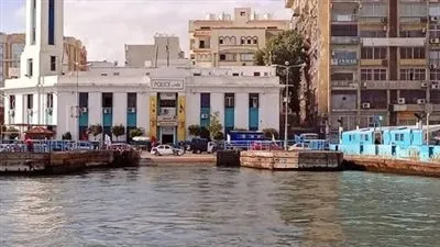 قفزة مفاجئة في مياه قناة السويس ببورسعيد.. شاب ينقذ فتاة من الغرق في اللحظات الحاسمة