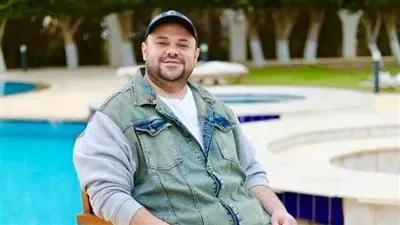 مدحت تيخا: «عائلة مصرية جدًا» دراما اجتماعية تعيد الاعتبار لقيمة الرسالة في رمضان