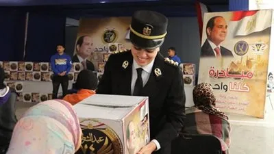 الداخلية توزع عبوات غذائية مجانًا بالمناطق الحضارية الجديدة ضمن مبادرة «كلنا واحد»