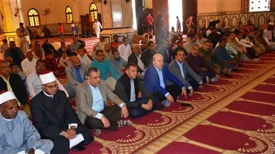 محافظ أسوان يؤدي صلاة الجمعة بمسجد حمدي عبد الله