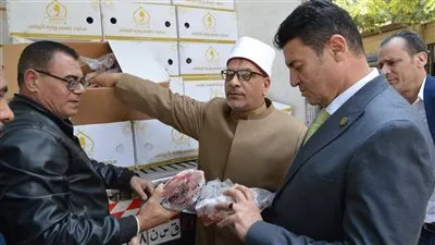السكرتير العام يشهد استلام (5 ) طن لحوم من صكوك الإطعام لتوزيعها على الأسر الأولى بالرعاية
