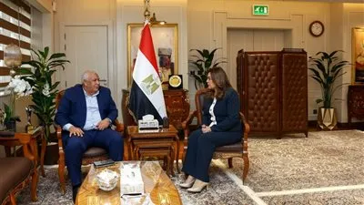 وزيرة التنمية المحلية والبيئة تتابع مع محافظ مطروح عددًا من الملفات الخدمية
