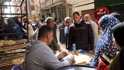 محافظ الدقهلية يتفقد مخابز بمدينة المنصورة ويؤكد: صرف الحصص لكل بطاقة تموينية ومنع تجميع البطاقات