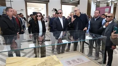 محافظ الجيزة يسلّم 20 منصة بيع حضارية لباعة منطقة الزيارة بأهرامات الجيزة ضمن خطة التطوير الشامل