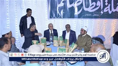 محافظ الأقصر يشارك عمال النظافة إفطارهم الجماعي بساحة سيدي أبو الحجاج