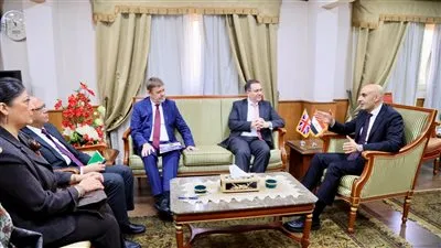 عبداللطيف يبحث مع السفير البريطاني سبل تعزيز آليات التعاون في تطوير قطاع التعليم والتعليم الفني