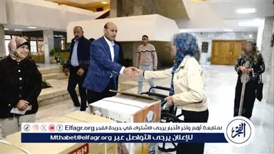 محافظ أسيوط يسلم جهاز عروسة لفتاه يتيمة مقبلة على الزواج وكرسيًا متحركًا لشقيقها