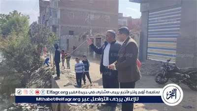 السكرتير العام المساعد يتابع أعمال تطهير المجرى المائي بعزبة 