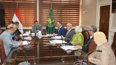 محافظ القليوبية يترأس اجتماع لجنة القيادات لبحث تجديد عدد من الوظائف القيادية بالمحافظة