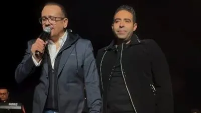 هشام عباس يحتفل بعيد ميلاد محمد عدوية على المسرح ويغنيان ناري ناري
