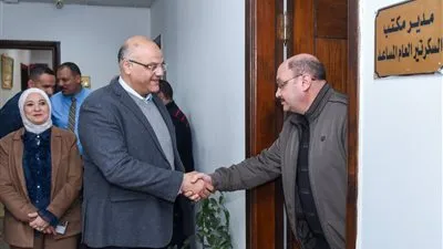 بمناسبة عيد الفطر المبارك.. محافظ الإسكندرية يتفقد ديوان عام المحافظة لتقديم التهنئة للعاملين