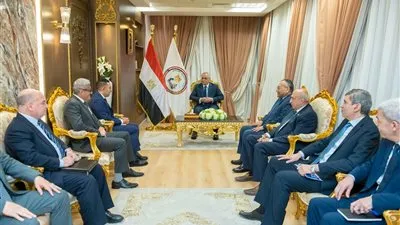 وزير الدولة للإنتاج الحربي يبحث مع 