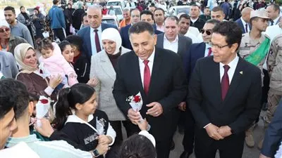 محافظ القليوبية يوزع الورود والهدايا على المواطنين بكورنيش بنها