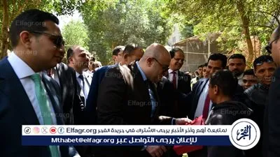 محافظ الفيوم يشارك المواطنين فرحة عيد الفطر.. ويوزع الهدايا على الأطفال بحديقة الحيوان