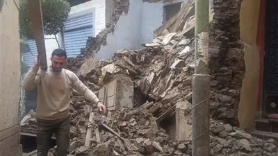 إخلاء منزل متهالك بطوخ بعد تصدعات تهدد حياة المارة