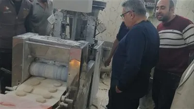 محافظ الدقهلية في جولة تفقدية بمخبز المحافظة للخبز المدعم بالمنصورة