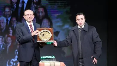 بالصور..محمد صبحي يكرم نجوم الزمن الجميل: “أنتم ضمير الفن الحقيقي