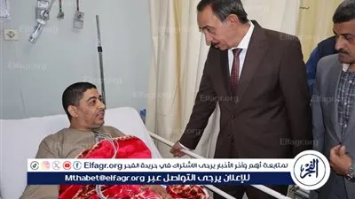 محافظ سوهاج يزور رئيس مكتب تموين عرابة أبيدوس بمستشفى الهلال للاطمئنان على حالته الصحية
